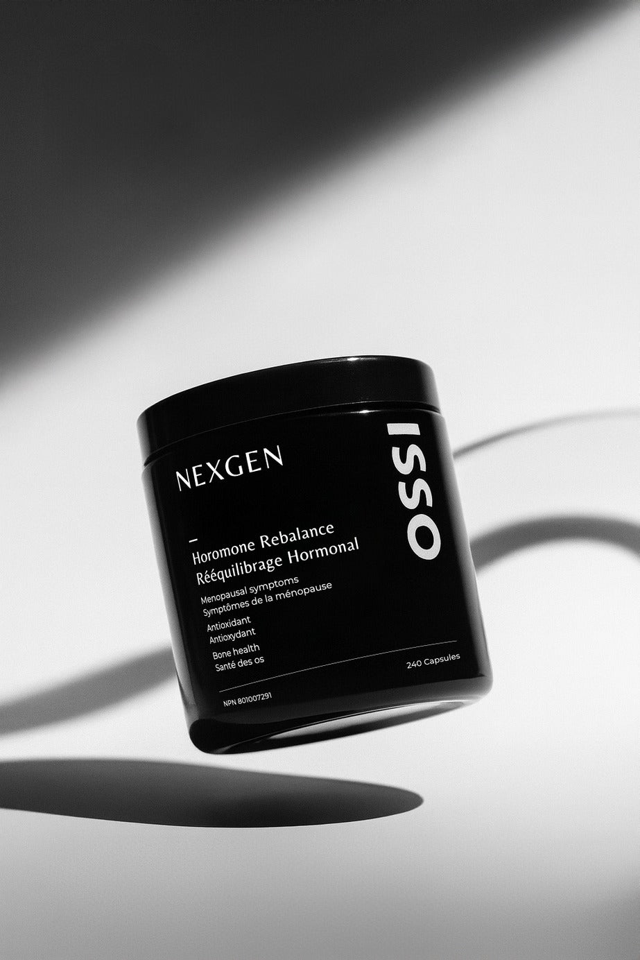 그림자 위에 놓인 ISSO NEXGEN 검정 유리병